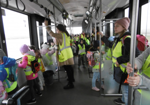Przedszkolaki w autobusie lotniczym.
