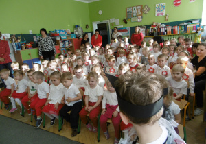 Cała społeczność przedszkolna w roli widowni na uroczystości.