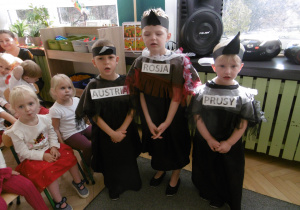 Troje dzieci w przebraniu zaborców.