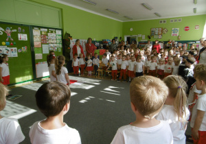 Przedszkolaki śpiewają hymn Polski.