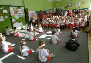 Wspólne śpiewanie piosenki o biało-czerwonej.