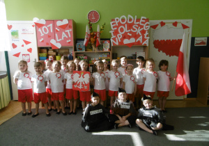 Mali artyści na wspólnym zdjęciu.