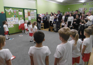 Przedszkolaki i rodzice śpiewają hymn Polski.
