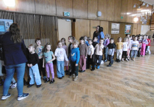 Przedszkolaki przed salą koncertową.