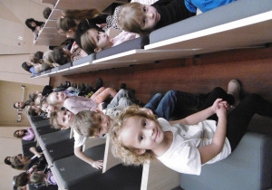 Przedszkolaki w sali koncertowej.