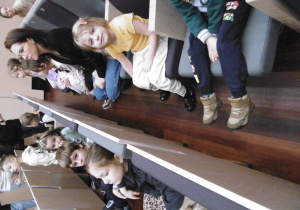 Przedszkolaki w sali koncertowej.