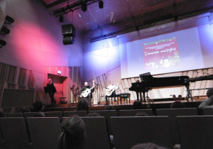 Nauczyciel i uczeń grają na gitarach klasycznych.