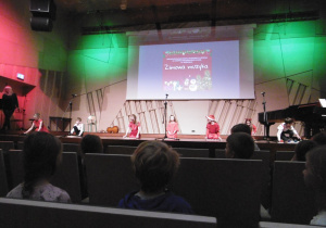 Uczennice grają muzykę zimową.