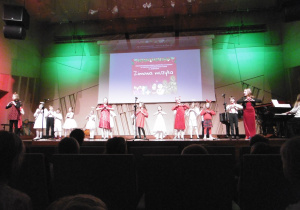 Artyści wysyłają serduszka do widowni.