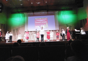 Uczniowie śpiewają świąteczną piosenkę.