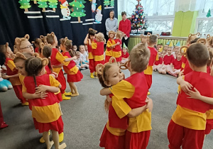 Zabawki -misie przytulają sie w parach.