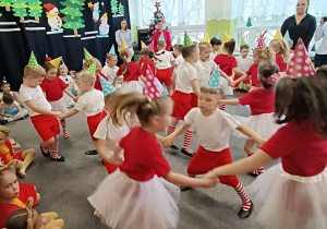 Zabawki-piłki tańczą w kolach.