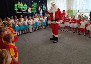 Mikołaj stoi w środku koła.