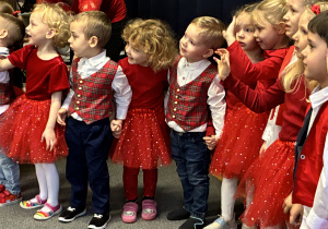 Maluszki wypatrują Mikołaja.