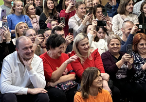 Rodzice oglądają przedstawienie.