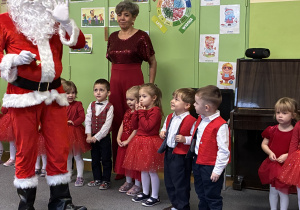 Mikołaj rozmawia z maluszkami.