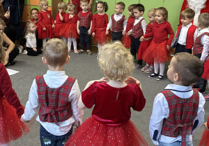 Maluszki tańczą zimowy taniec.