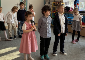 Troje dzieci mówi wiersz.