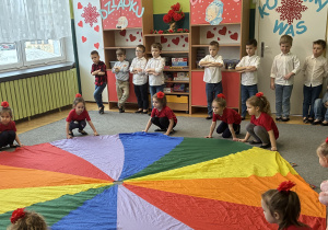 Dziewczynki wykonują element tańca z chustą animacyjną.