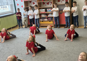 Grupa dziewczynek improwizuje foczki.