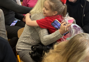 Uścisk wnuczki z ukochaną babcią.