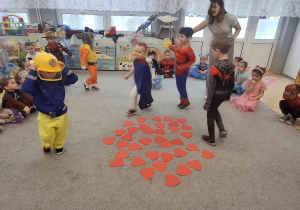 Taniec dzieci wokół serc.