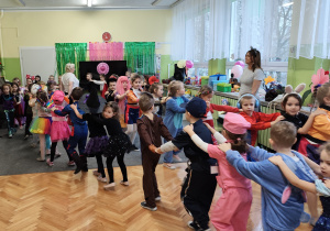 Taniec grupami według komend animatora.