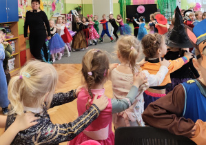 Taniec pociagu utworzonego przez wszystkich uczestników balu.