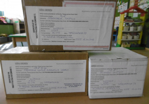 Paczki z groszami przygotowane do wysłania.