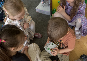 Dzieci ogladają mini system zdalnego nadzoru.
