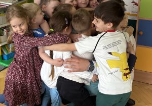 Serdeczne pożegnanie przedszkolaków z tatą Antka.