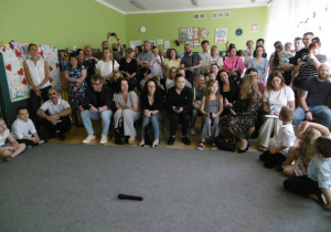 Rodzice oglądaja program literacko-muzyczny prezentowny przez dzieci.