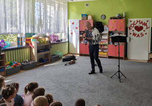 Powitanie przedszkolaków przez tatę Oli.