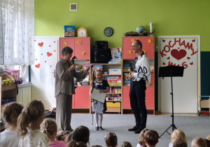 Pani dyrektor dziekuje tacie i wychowance przedszkola za przygotowanie koncertu na skrzypce.