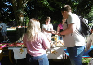 Pierwsze zakupy w piknikowej cukierni.
