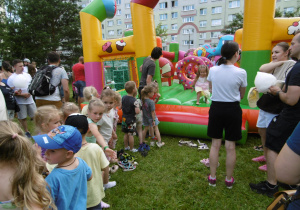 W oczekiwaniu na wejście na dmuchańce.