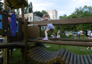 Ekstremalne przejście po drewnianych balach nad ruchomym mostem.
