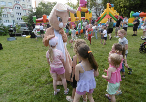 Dzieci z maskotką królika.