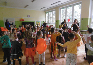Zabawa inscenizowana przy jesiennej piosence.